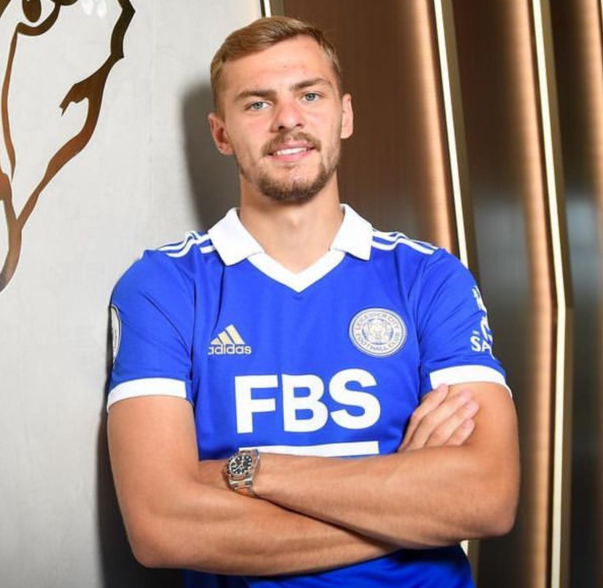 FabrizioRomano's tweet photo. 🚨🔵 Kiernan Drewsbury-Hall has given his green light to Chelsea move after the formal step to inform Brighton about deal collapsed earlier today.

KDH, keen on the move; personal terms not an issue.

Talks ongoing between clubs with players included; but in separate transaction. https://t.co/bXvV68uUuJ
