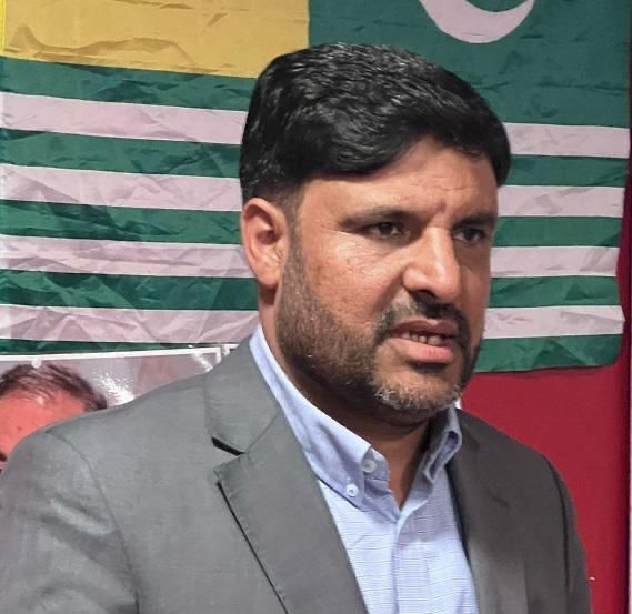 جموں کشمیر لبریشن فرنٹ
زونل انفارمیشن آفس۔

پریس رلیز مورخہ ۲۸ جون ۲۰۲۴ء۔

جوائنٹ عوامی ایکشن کمیٹی کے ایس او پیز پر کاربند رہنا اتحادی فورم کے ہر رکن پر لازم ہے۔

ناڑ میں حملے کا ڈرامہ رچانے والوں کو ایکشن کمیٹی کے نظم و ضبط کا احساس ہونا چاہئے۔

جموں کشمیر لبریشن فرنٹ کو ناڑ کے