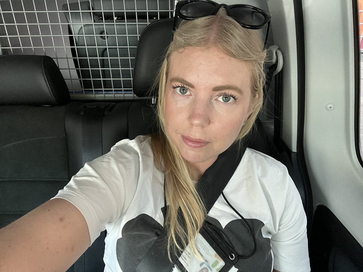 Tänään TET-päivä tukipartiossa Samin ja Lauran matkassa. Oppia taas yhdestä Rise-työn osa-alueesta: koevapaudessa olevien vankien valvonta. Mahtava tiimihenki, hyvä määrä ajokilsoja Uudellamaalla, maistuva lounas ja huoltsikalta matkaan napattu munkki +++

#TöissäRisessä