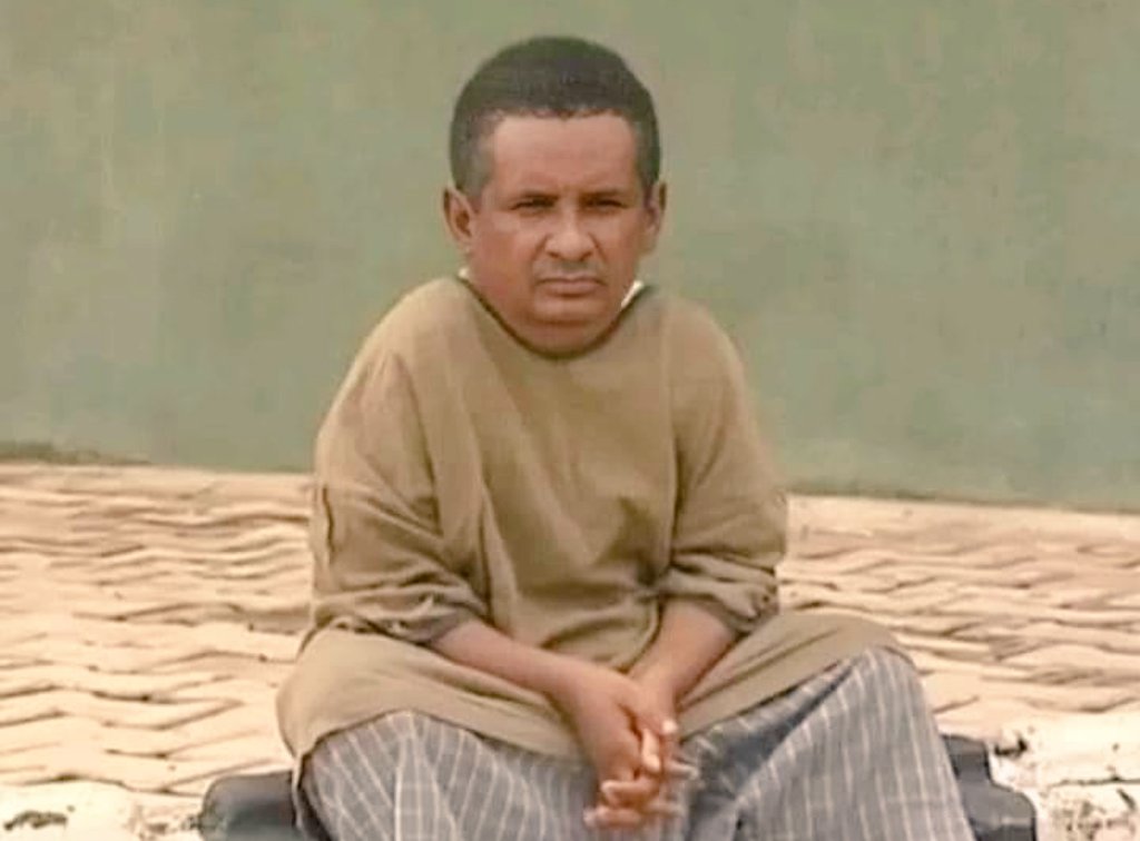 هسه الواحد لو ما ميت 
كان سحب باقي قوتوا قبل تكمل في سنار 😂😂🙄🌚