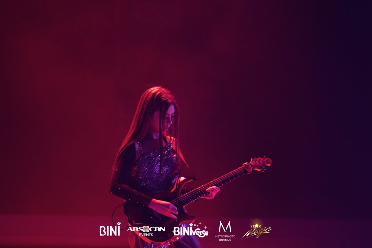 BINI_ph's tweet image. #BINI : That’s what you get when you let your heart fall in love with @bini_mikha’s slayful solo performance at #BINIverse1stSoloConD1!🔥💯

📸 @metrophotoforbrands
#BINIverse_TheFirstSoloConcert
#BINIyahengJUNEpacked