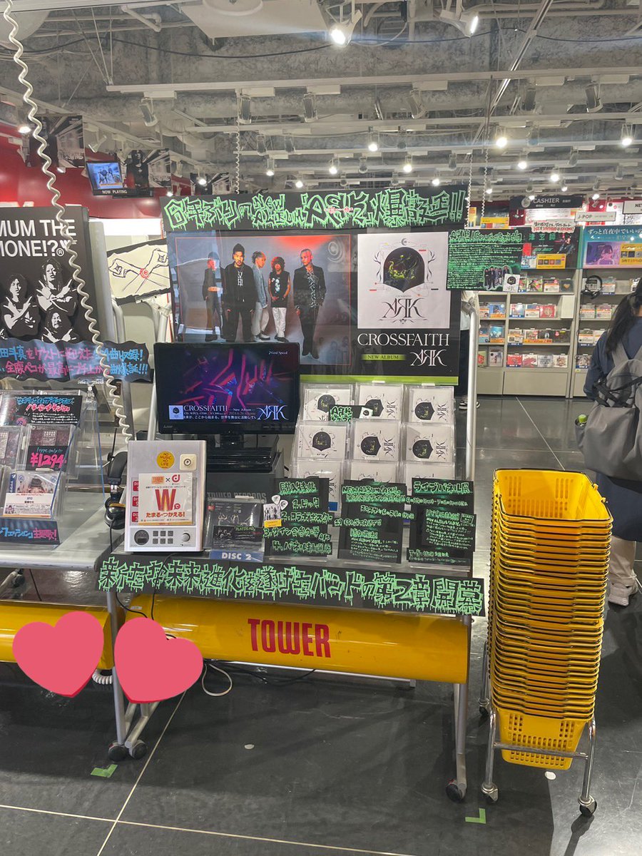 tobazukkey's tweet photo. どうしても行けない私のかわりに
家族が参加、私のおもいも伝えてくれた！

6年ぶりのアルバム
愛のつまったメンバーのサイン
あまたつの粋な対応😭
家宝にします
たくさん聞きます
幕張いきます
ずっと好きです
ありがとうございます
 #AЯK
#crossfaith https://t.co/DdjvkYR9zr