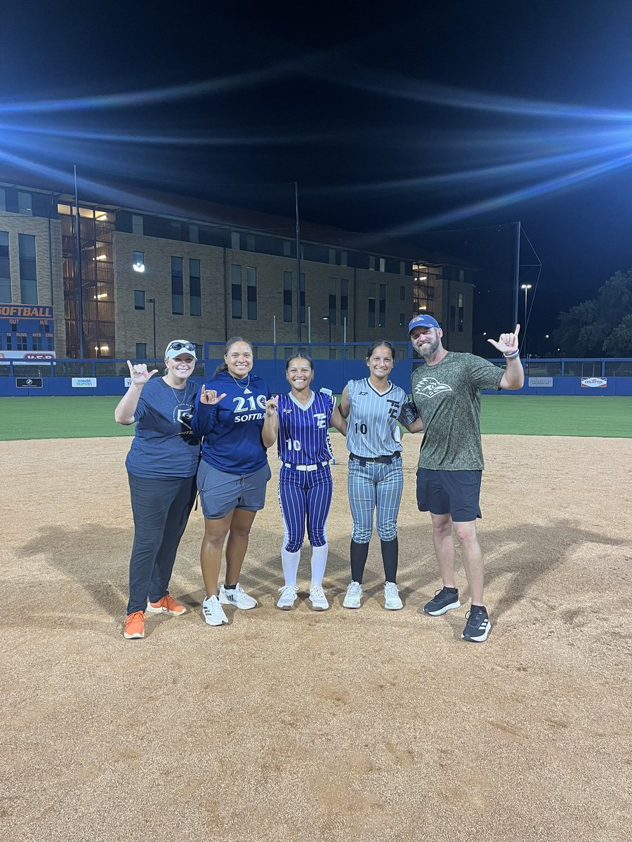 Huge thank you to <a href="/UTSASoftball/">UTSA Softball</a> for an amazing camp ! Learned so many new ideas and got to see their beautiful field. So grateful to share this experience with my sister. Can’t wait to come back ! <a href="/torismith_6/">Tori Smith</a> <a href="/Vanntastic8/">Vann Stuedeman</a> <a href="/AliyahH2027/">Aliyah</a> <a href="/texaselite18s/">Texas Elite 18U National Echols/Ryan</a>