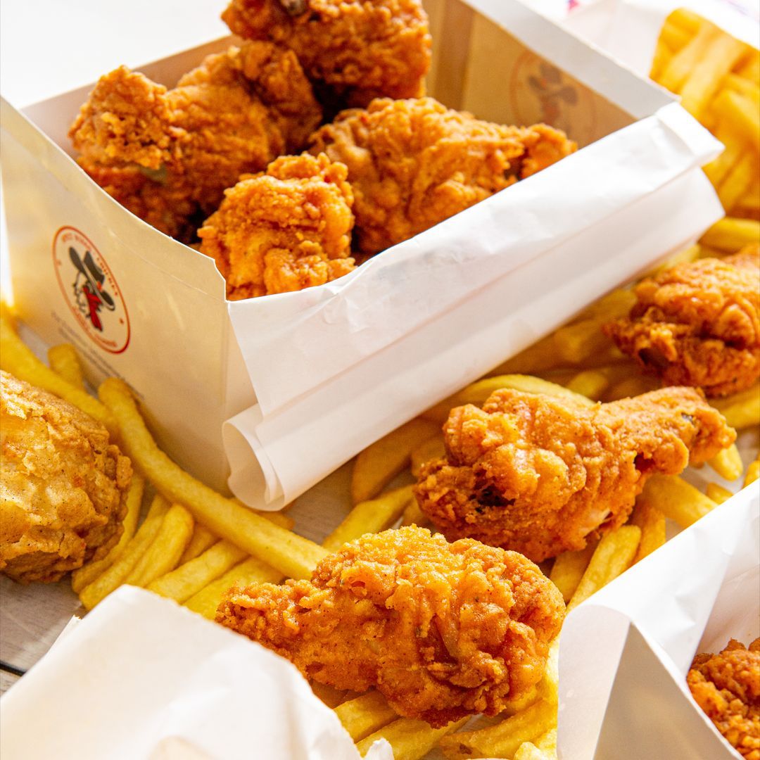 DallasChickenUK's tweet photo. It’s Friday night and there is only one this on our mind 🍗 

Yup, you guessed it. Fried chicken and chips. 

#DallasChicken #DallasChickenandPizza #HalalFoodie #HalalUK #Londonfoodie #londonfoodblogger #foodieuk #ukmeat #londonfoodblog #londonfoodguide #londonfoodscene https://t.co/y7UPr50aLy