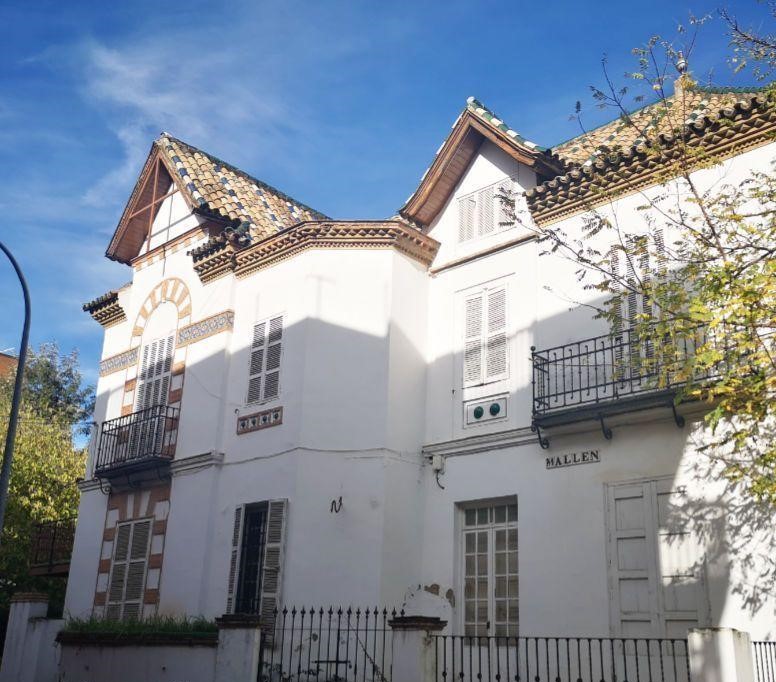 AdepaSevillaHca's tweet photo. Sigue pasando el tiempo sin respeto ninguno a una propiedad de todos los sevillanos como es la Casa Mallén, ¿cuándo se actuará por el Ayuntamiento dando uso y arreglando esta interesantísima propiedad? https://t.co/GLXAlapub0