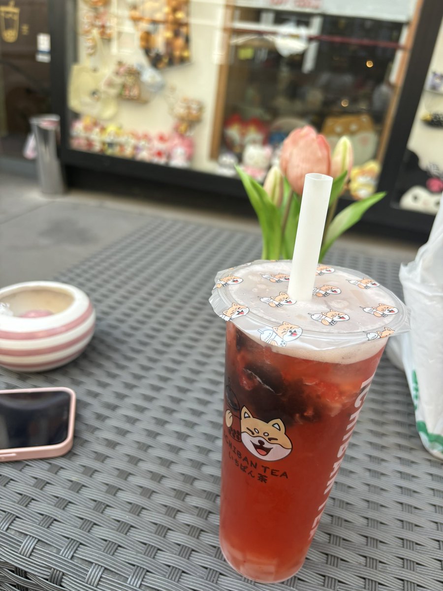 sparkths's tweet image. #chaeats never not missing a chance to drink tea