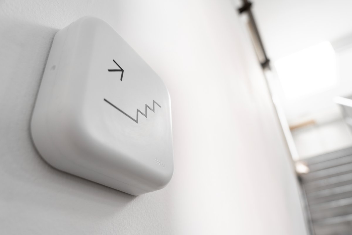 Fruit de col·laboració contínua, presentem Volum: un senyalitzador personalitzable i minimalista, ideal per interiors i exteriors.  Realitzat en ABS reciclat, compta amb 2 peces amb possibilitat futura de mòdul LED intern. Descobreix les opcions de personalització <a href="/arreguibuzyseg/">Arregui Buzones y Seguridad</a>