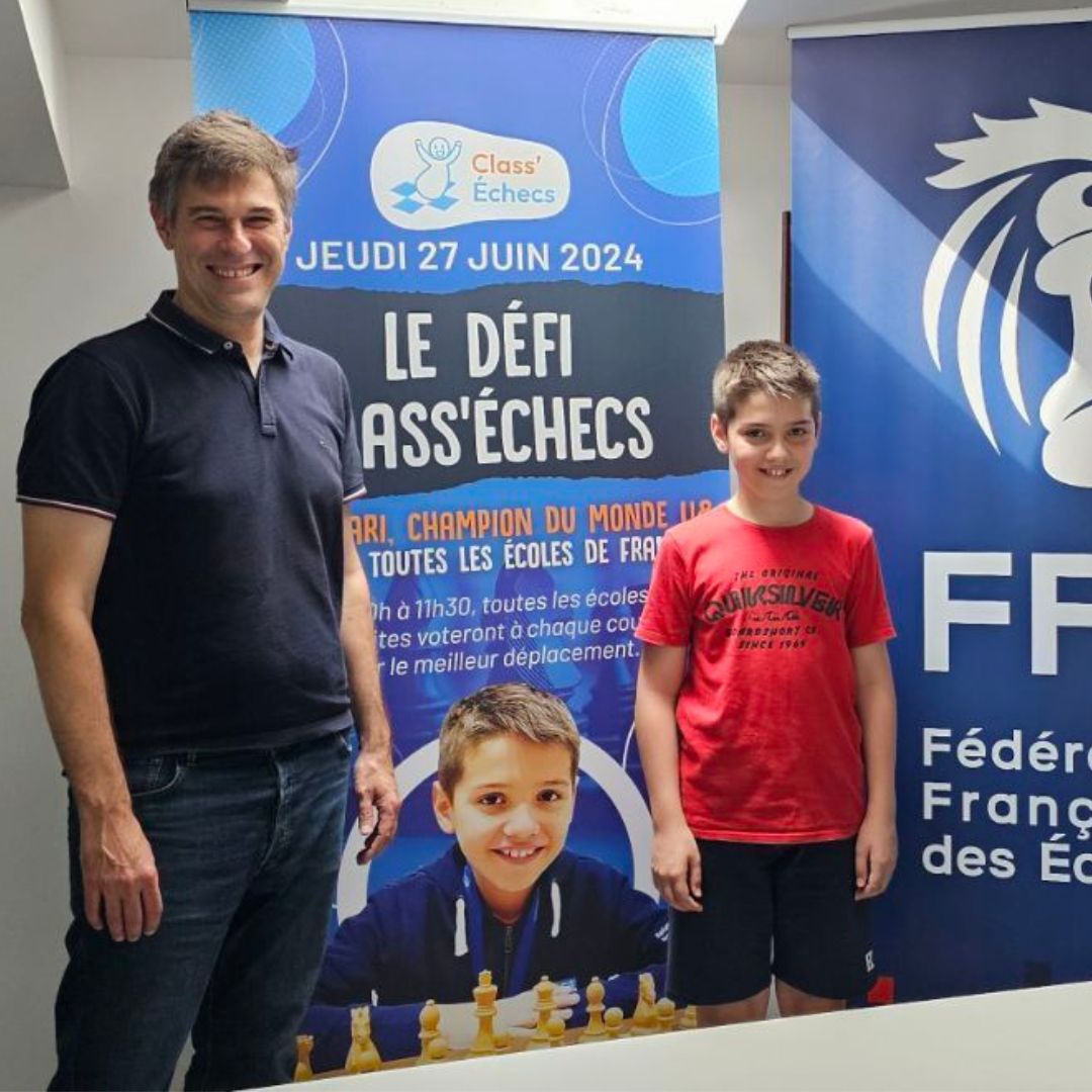 Le jeune champion s'est imposé, mais l'essentiel était ailleurs : les enfants ont passé un moment inoubliable, qui devrait leur donner envie de continuer à jouer aux Échecs l'an prochain !

Vous pouvez revoir la partie, filmée et commentée en direct, sur youtube.com/live/jelVaIFl8…