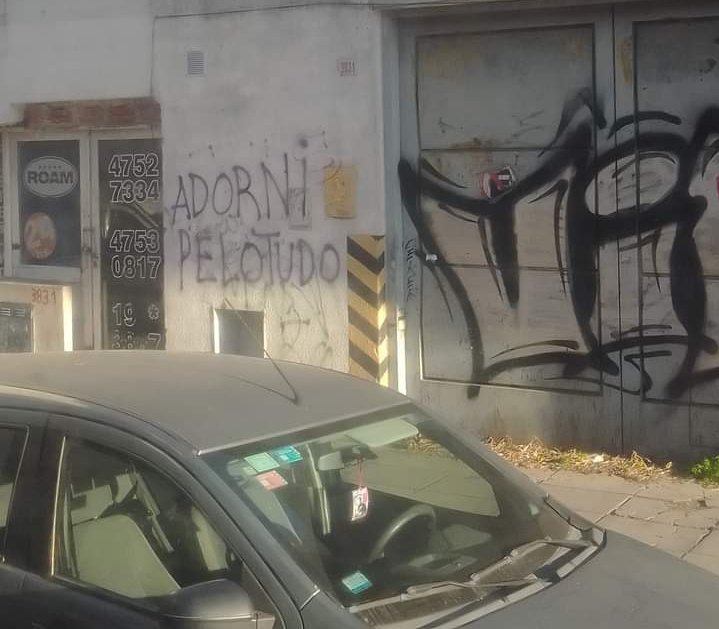 Me voy corriendo a ver
qué escribe en mi pared
la tribu de mi calle