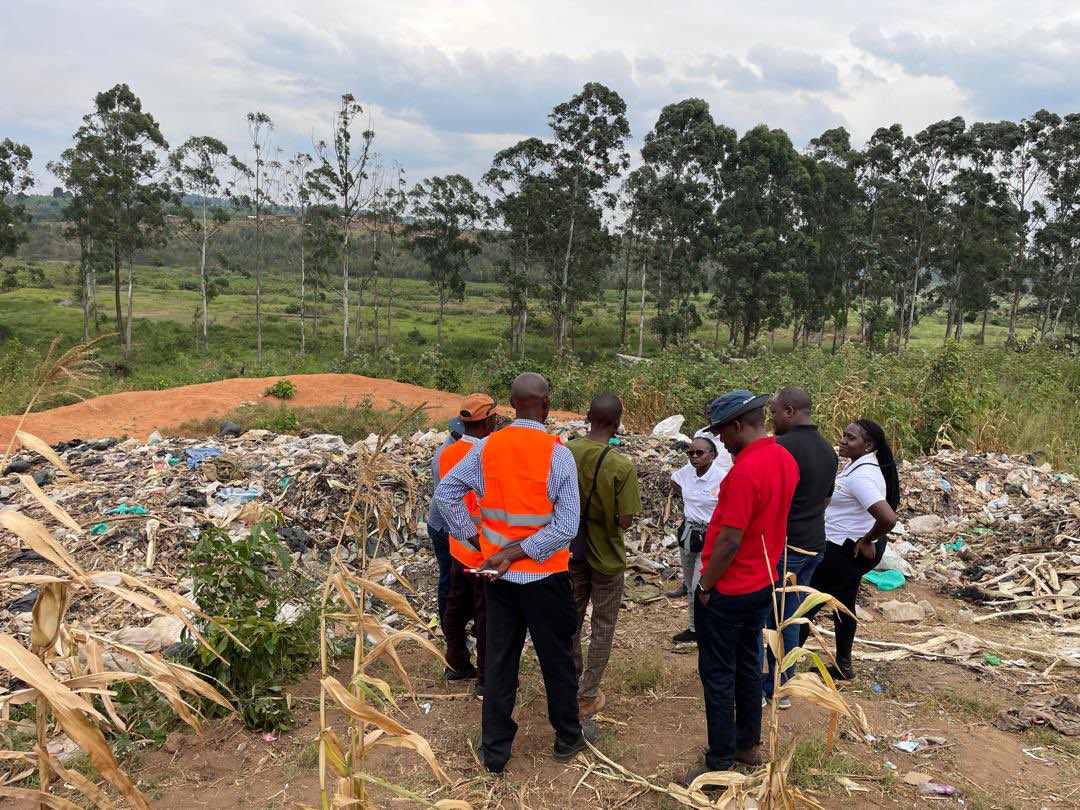 rctkampalasouth's tweet photo. Today Southern Knights with mother club @KampalaSouth, we made a pre evaluation visit at Kyaka 2 Refugee Settlement in regards to the on going Project Solid Waste Management and Recycling
The project launch is slated for 12th-14th July
#KnightsCreatingHope
#Oxfam #UNHCR @RotaractD9213 @rotaryd9213
Represented by @MugisaCreven @hildah_soki