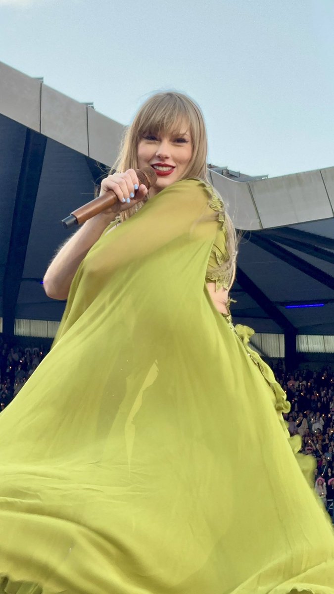 giftedswifted's tweet image. Is the person who took this photo alive???