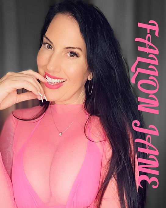 Let's start the weekend with some fun.😁 Friday debate... Which puppies would you rather pet?😉 https://t<a href="/tag/tallgirlproblems"class="tags"><span>#tallgirlproblems</span></a>