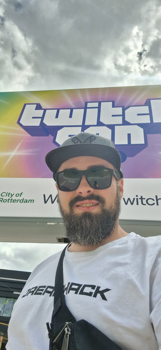 We're here, getting my badge and just waiting for tomorrow when it all kicks off!

<a href="/TwitchCon/">TwitchCon</a> #TwitchconEU