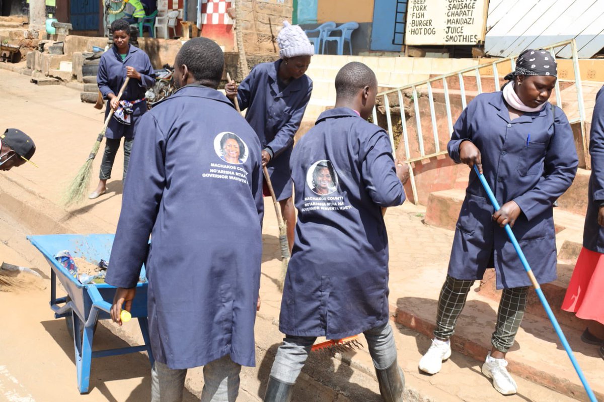 LandsHousEnergy's tweet photo. The Ngarisha Mtaa na Governor Wavinya Ndeti program is being implemented in  Tala-Kangundo Municipality.

The Chief Officer in charge of Housing and Urban Development Mr. Collins Adipo &amp; the Municipality Manager Madam Ann Masai have applauded the commitment the staffs have shown https://t.co/AHfHDbHekf