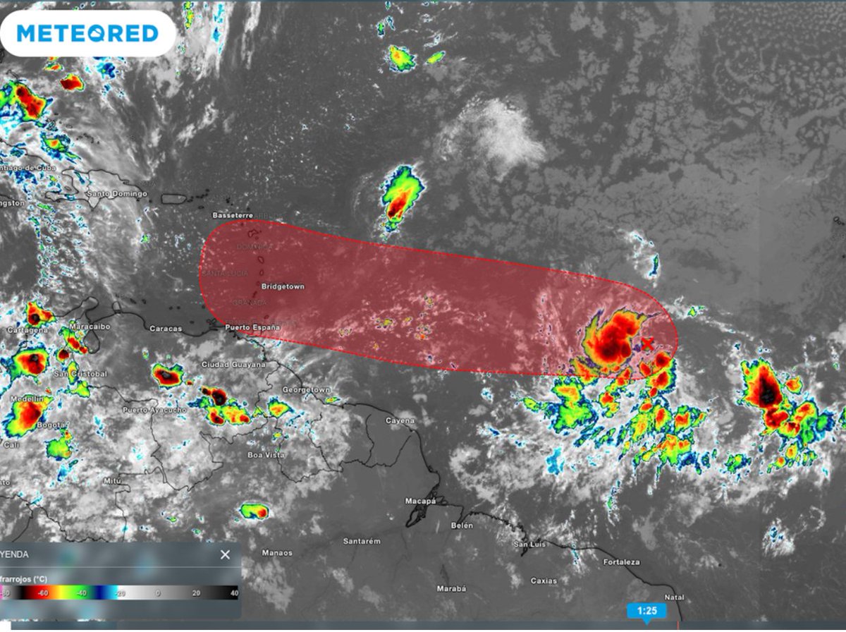 meteoredmx's tweet photo. ¿Ciclón tropical #Beryl a la vista? 🌀 NHC advierte sobre posibles inundaciones repentinas por el posible desarrollo para este fin de semana,  además de #lluvias, fuertes vientos e intenso #oleaje🌊 

Nuestra meteoróloga @huracandiosa te da la predicción👇🏻
https://t.co/bYz2M7xJDr https://t.co/RfUAvi84wX