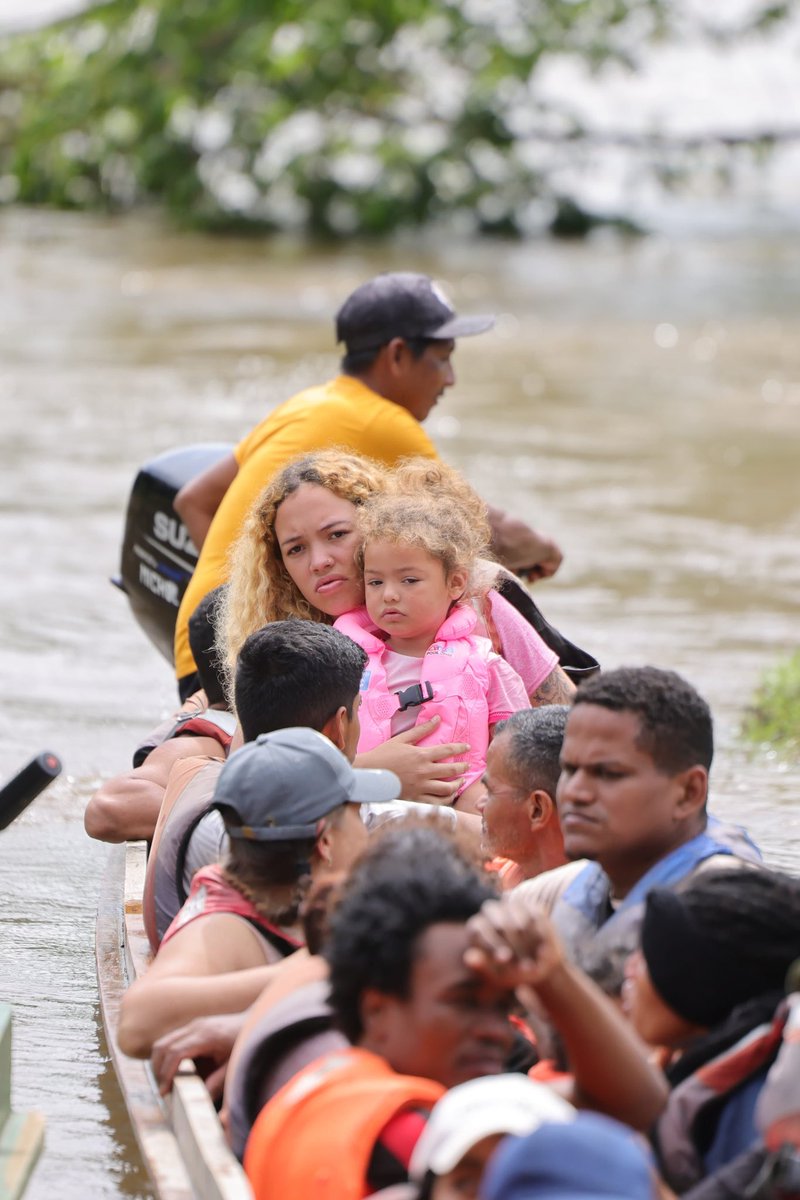 as_salazar's tweet photo. Inicia la llegada de migrantes a Darién este viernes; se espera la llegada de más de  1,000 personas, provenientes de Bajo Chiquito. 
El presidente electo @joseraulmulino se encuentra en Darién acompañado de ministros y autoridades designadas donde efectuará un recorrido en el campamento de inmigrantes ubicado en Lajas Blancas @juancanavarro @ACHAUTOPICO @ManuZambranoC