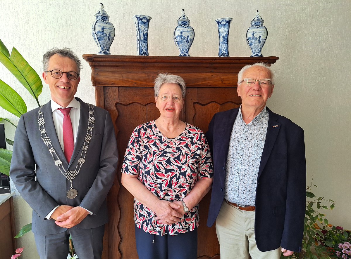 Afgelopen woensdag vierden Rein en Adrie van den Bosch hun diamanten huwelijk. Vandaag kwam burgemeester Hans van Daalen hen feliciteren.

ermelovannu.nl/actueel/12618-…

#Ermelo <a href="/GemeenteErmelo/">Gemeente Ermelo</a> <a href="/GGZCentraal/">GGz Centraal</a> <a href="/Ermelobuitenlev/">VVV Ermelo Buitenleven</a> <a href="/HansvanDaalen/">Hans van Daalen</a>