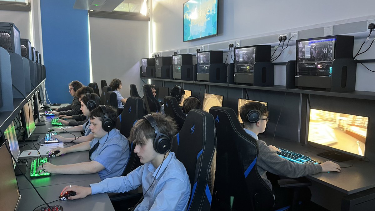 TCMT_Digital's tweet image. We had a fantastic day hosting Digital, Games Development, Esports, and Media taster sessions for @CyfarthfaHigh here at @CollegeMerthyr! We hope you all enjoyed it and look forward to seeing you again soon! #FutureStudents #DigitalSkills #CollegeLife