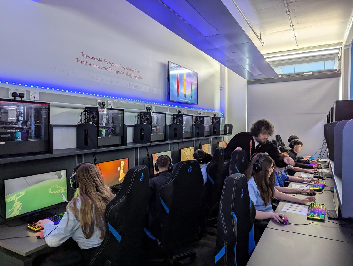 TCMT_Digital's tweet image. We had a fantastic day hosting Digital, Games Development, Esports, and Media taster sessions for @CyfarthfaHigh here at @CollegeMerthyr! We hope you all enjoyed it and look forward to seeing you again soon! #FutureStudents #DigitalSkills #CollegeLife