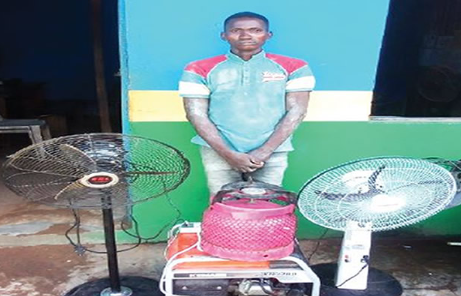 Naija_PR's tweet photo. The Ogun Police Command arrested a suspected burglar, Idris Salawu, and recovered stolen goods worth 577,000 Naira from him

The items recovered are a generator, a gas cylinder, a rechargeable fan, an Orl fan, a blender, a Storex tank, two packs of plates, and female jewellery. https://t.co/E0oAkQDYmX