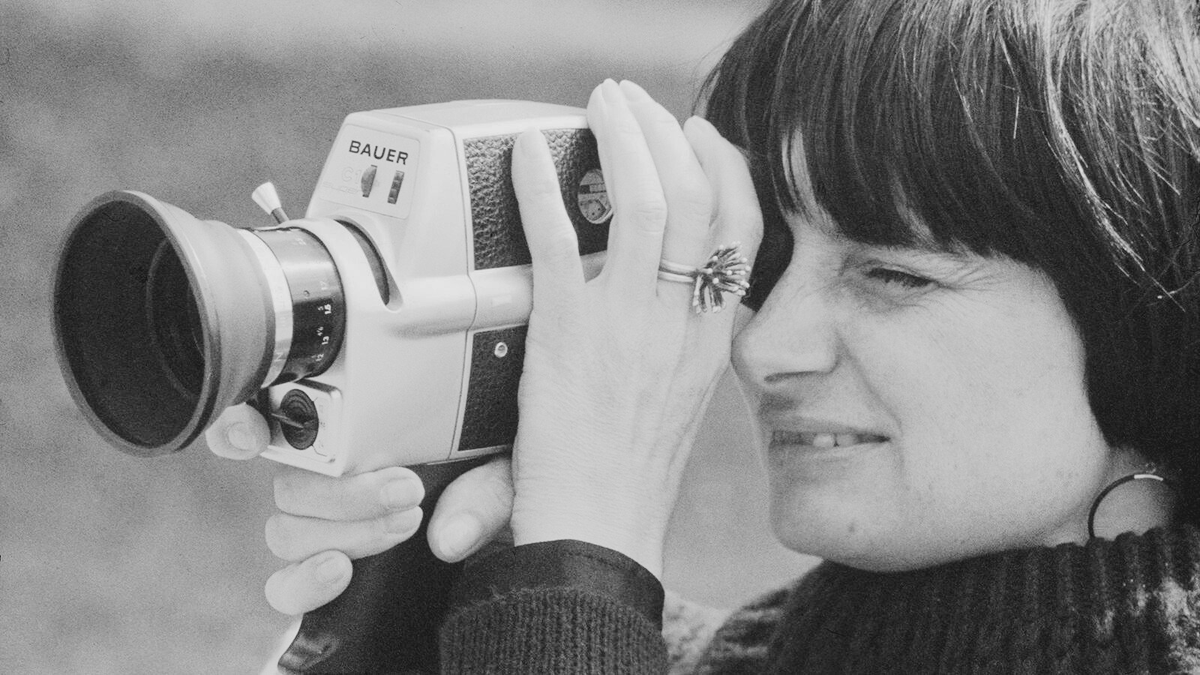 VEINmagazine's tweet photo. La exposición ‘Agnès Varda: Fotografiar, filmar, reciclar’en el @cececebe celebra la obra de una de las cineastas más innovadoras y comprometidas del siglo XX. https://t.co/q2GFX7RCof https://t.co/0jU3CElE1a