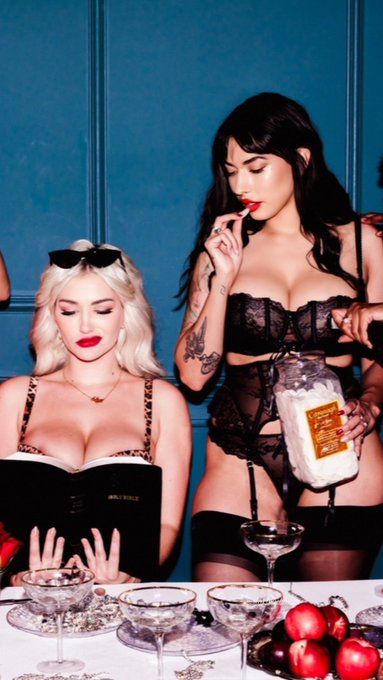 Happy birthday to my main hoe @skyebluewantsu https://t.co/JpX7RQ3KuT<a class="tags" href="/tag/skyebluewantsu">@skyebluewantsu</a>