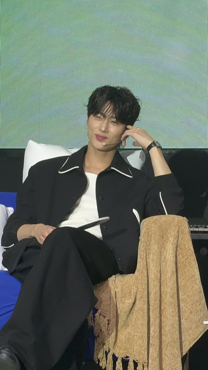 iAPOyou3000's tweet photo. LOOK AT HIM THINKING TO ANSWER THE QUESTION 😭😭

#BYEONWOOSEOKinJAKARTA #byeonwooseok https://t.co/uXS1PPiy1N