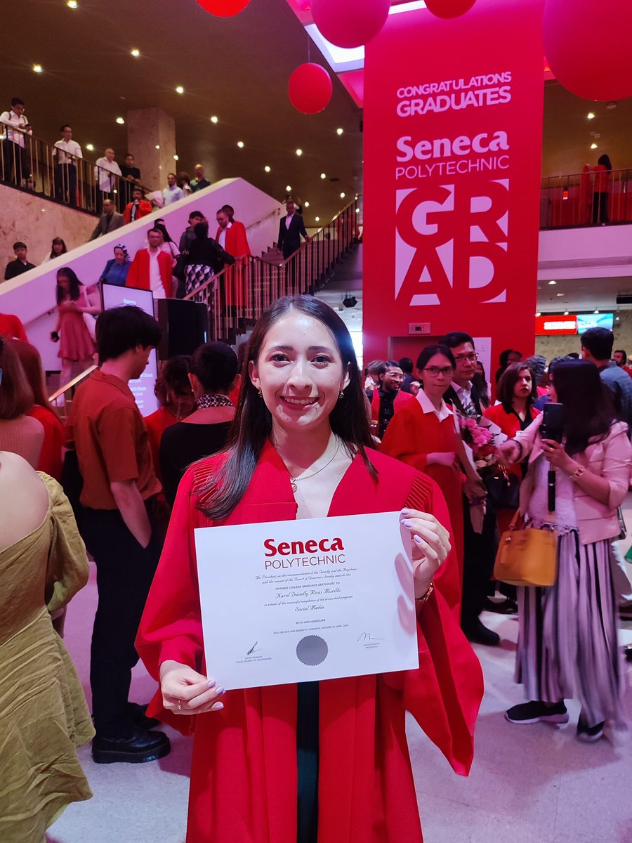 krolrivas1's tweet photo. La Karol de hace unos años al ver esta foto no lo creería y más si le contara qué logró hacerlo con altos honores. Me siento orgullosa de mi misma, solo Dios y yo sabemos lo mucho que me esforcé y lo fuerte que tuve que ser.
#grateful #Godisgood https://t.co/RS5hrbpXgP