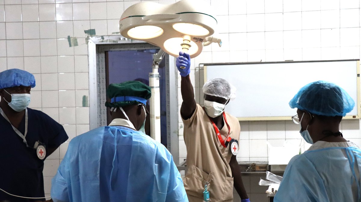 CICR_fr's tweet photo. Après avoir pris en charge 317 blessés dont 77 soudanais blessées par balle qui ont fui les combats au #Soudan, l’équipe chirurgicale du CICR déployée au sein du Centre Hospitalier Universitaire d'Abéché, à l’est du #Tchad conclut son soutien d’urgence 👇🏿 https://t.co/piwVWT93fn https://t.co/Dn3kAOcfqQ