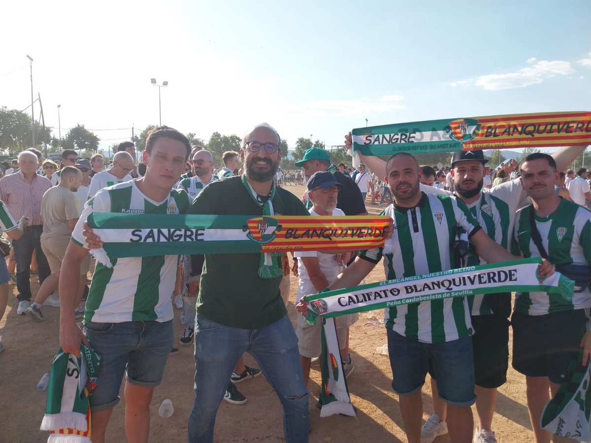 SBvCat's tweet photo. El pasado domingo tuvo lugar el intercambio de bufandas con nuestra querida peña hermana @CalifatoBV que tanto tiempo llevamos esperando

Por compartir muchos más momentos con vosotros 🤍💚🤍 https://t.co/XnJEIa7lur