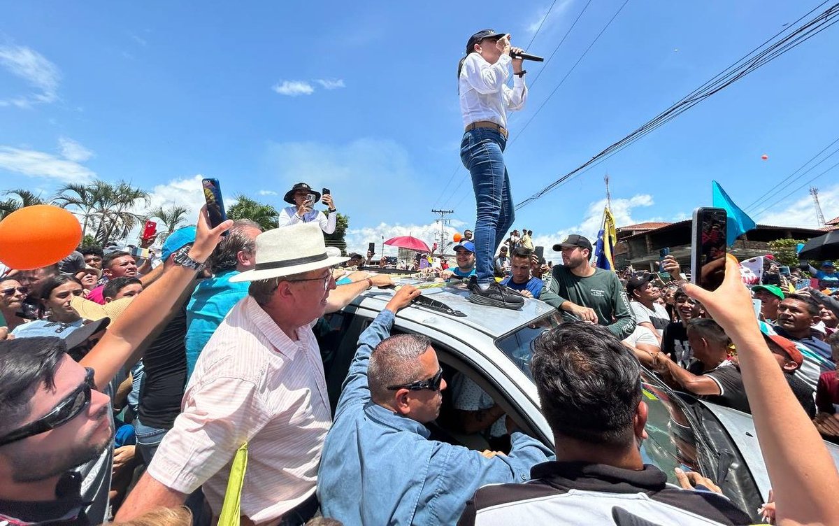PolitiVenez's tweet photo. 🟢 César Pérez Vivas acompaña a María Corina Machado en su gira por el Estado Táchira.
🗣 Pueblo a pueblo por las carreteras del #Táchira, superando los obstáculos de la dictadura, pudimos llegar a #LaTendida #Coloncito #LaFria #Colon #Lobatera #Palmira #CopaDeOro. https://t.co/T57FjAjhPD