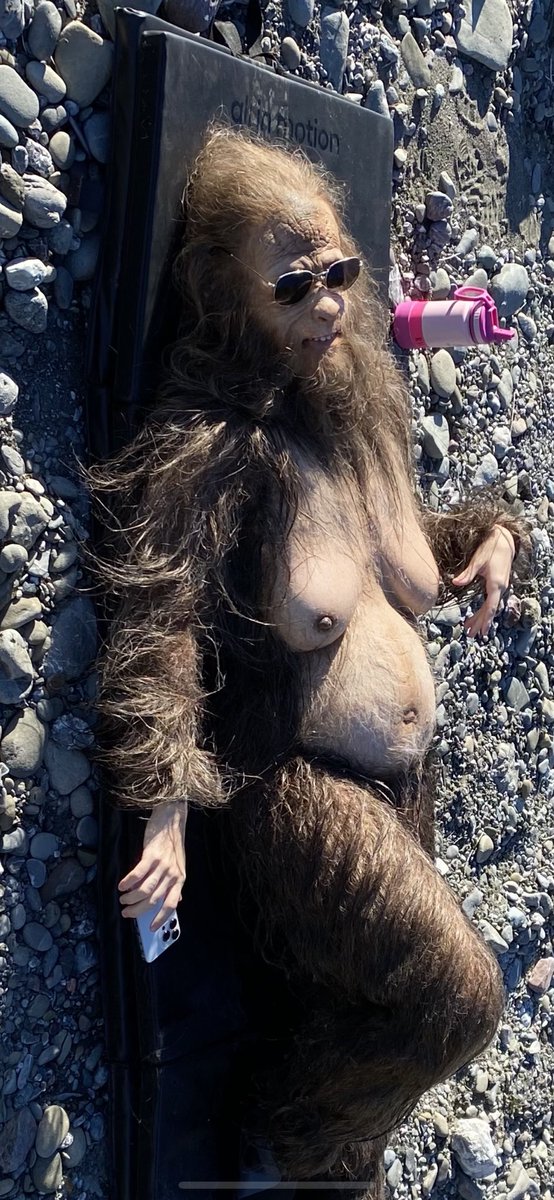 BarryPierce's tweet image. interviewed the dude who did the costumes for sasquatch sunset last week and asked if he had any bts pics, and boy did he deliver