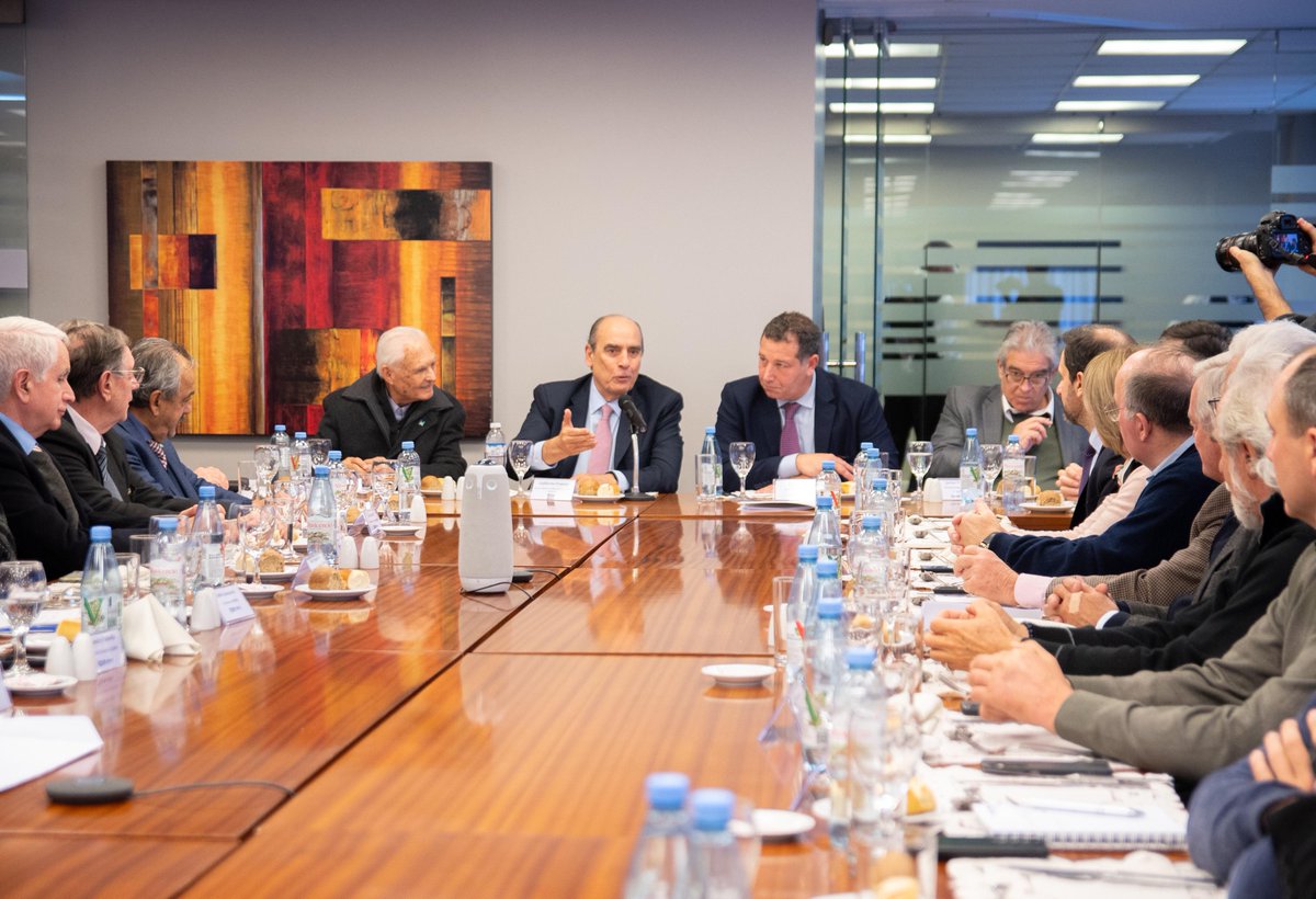 redadimra's tweet photo. El presidente de #Adimra Elio Del Re y el comité de presidencia de la entidad, se reunieron con el jefe de Gabinete @GAFrancosOk. Remarcaron la necesidad de promover la industria metalúrgica para la generación de divisas y empleo de calidad. https://t.co/9qBjydwDo6