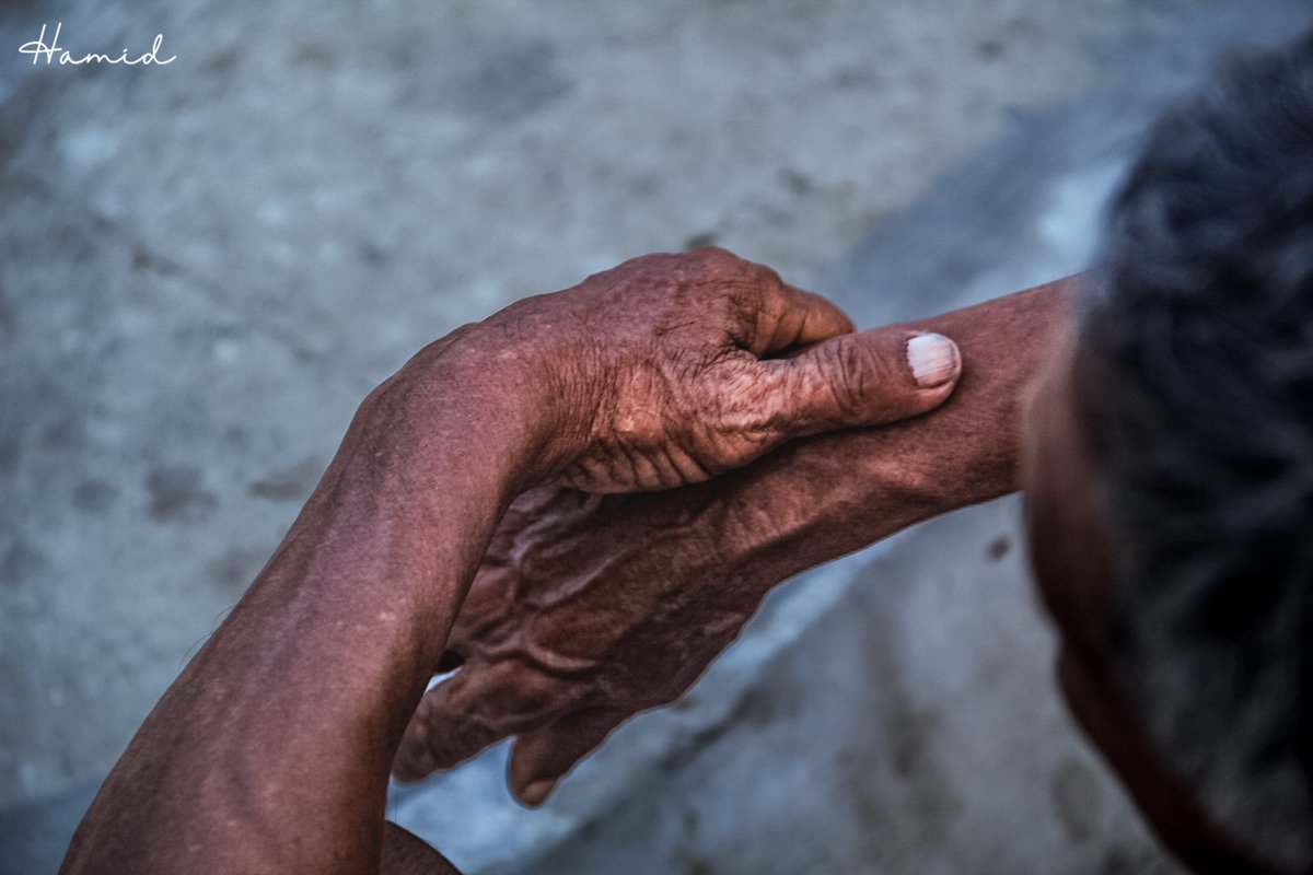 Hamid__Hossen's tweet photo. Hands with wrinkles that convey a lifetime of perseverance and effort. 

#CxBDiary
#streetstorytelling 
#photostory 
#taleofCxb
#nightphotography 
#documentaryphotography 
#streetphotography https://t.co/vpETDtL3hS