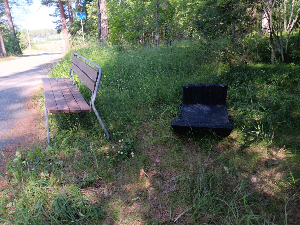 MarkkuHapponen's tweet photo. Jollekin ei ole kelvannut #Salo'n kaupungin penkki, vaan on tuonut omansa. Tai on sitten "ulkoistanut" Elyn urakoitsijalle romun viennin Korvenmäkeen. 

"AIiurakoisijana" kannoin tuon paikkaan, josta keräämäni roskat on viety tähän asti eteenpäin. 
#plogging https://t.co/CFQYdIm48O