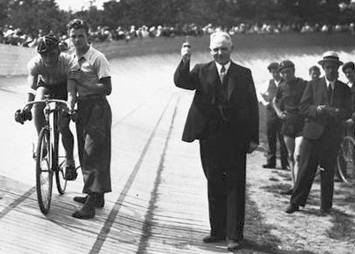 Liefhebbers van wielrennen opgelet! Verheug jij je op drie weken Tour de France? En ben je ook benieuwd naar het kloppend hart van de Brabantse fietsgeschiedenis, waar het smeer van de ketting nog op zit? Check dan: bhic.nl/ontdekken/ons-…