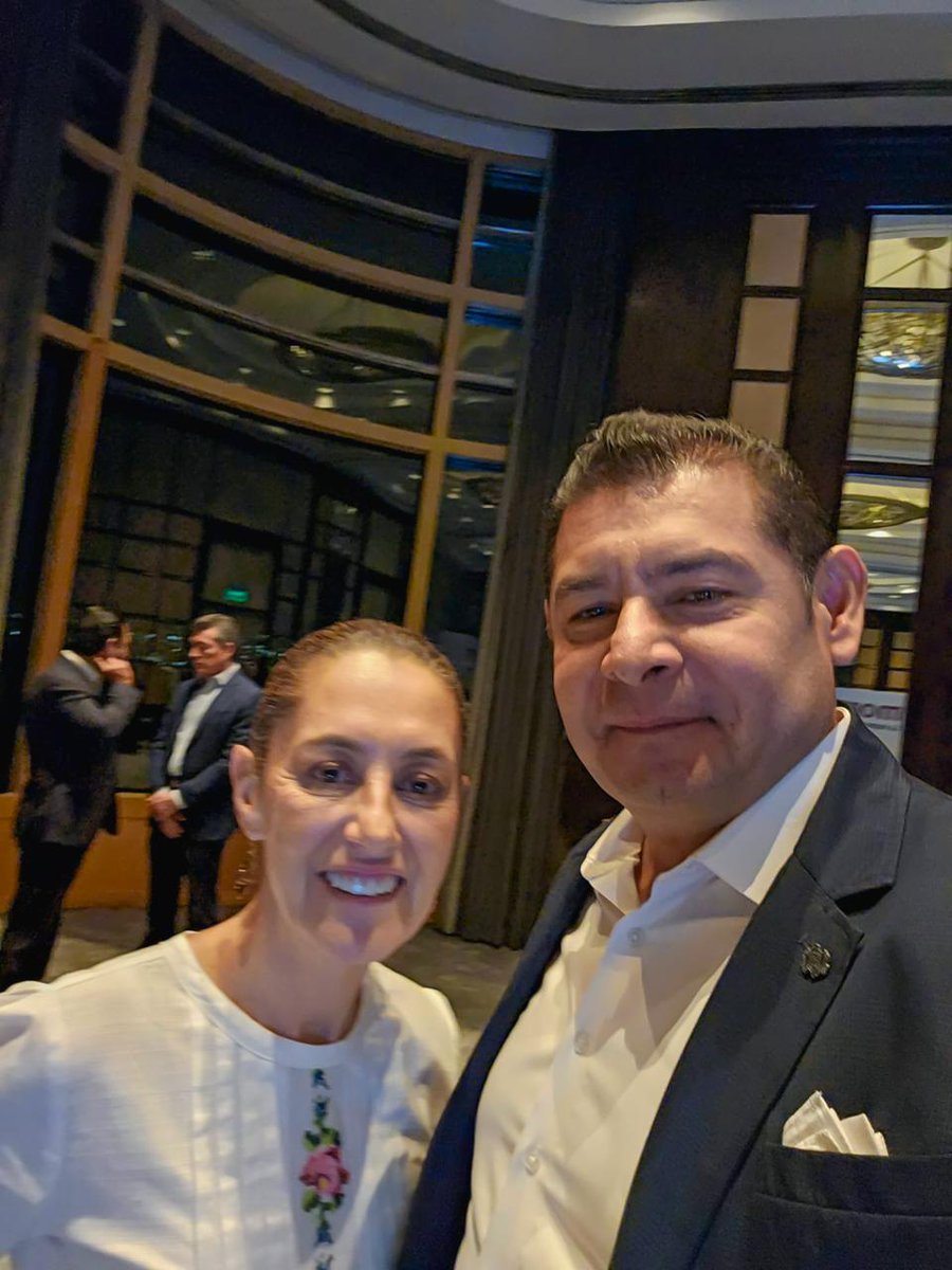 <a href="/armentapuebla_/">Alejandro Armenta</a>  Fue un gusto saludar a nuestra *Presidenta Electa <a href="/Claudiashein/">Claudia Sheinbaum Pardo</a> en la *reunión con Gobernadoras y Gobernadores Electos*_. 

✅🤝 _Vamos a seguir trabajando de la mano para el bienestar de las y los poblanos ✌️ 🇲🇽