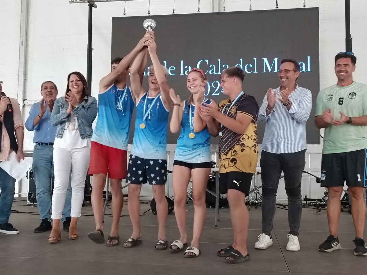 deportesrinconv's tweet photo. 🏐 El concejal de Deportes, @ajmartinrincon, junto a los ediles Mari Paz Couto y Sergio Díaz, han entregado los premios del torneo organizado por el @3stevoley y el APAL de Deportes.

Otra cita deportiva más en plena Feria de La Cala del Moral 😍 ¡A disfrutar!

#RincónEsDeporte https://t.co/hrSLZEvy4F
