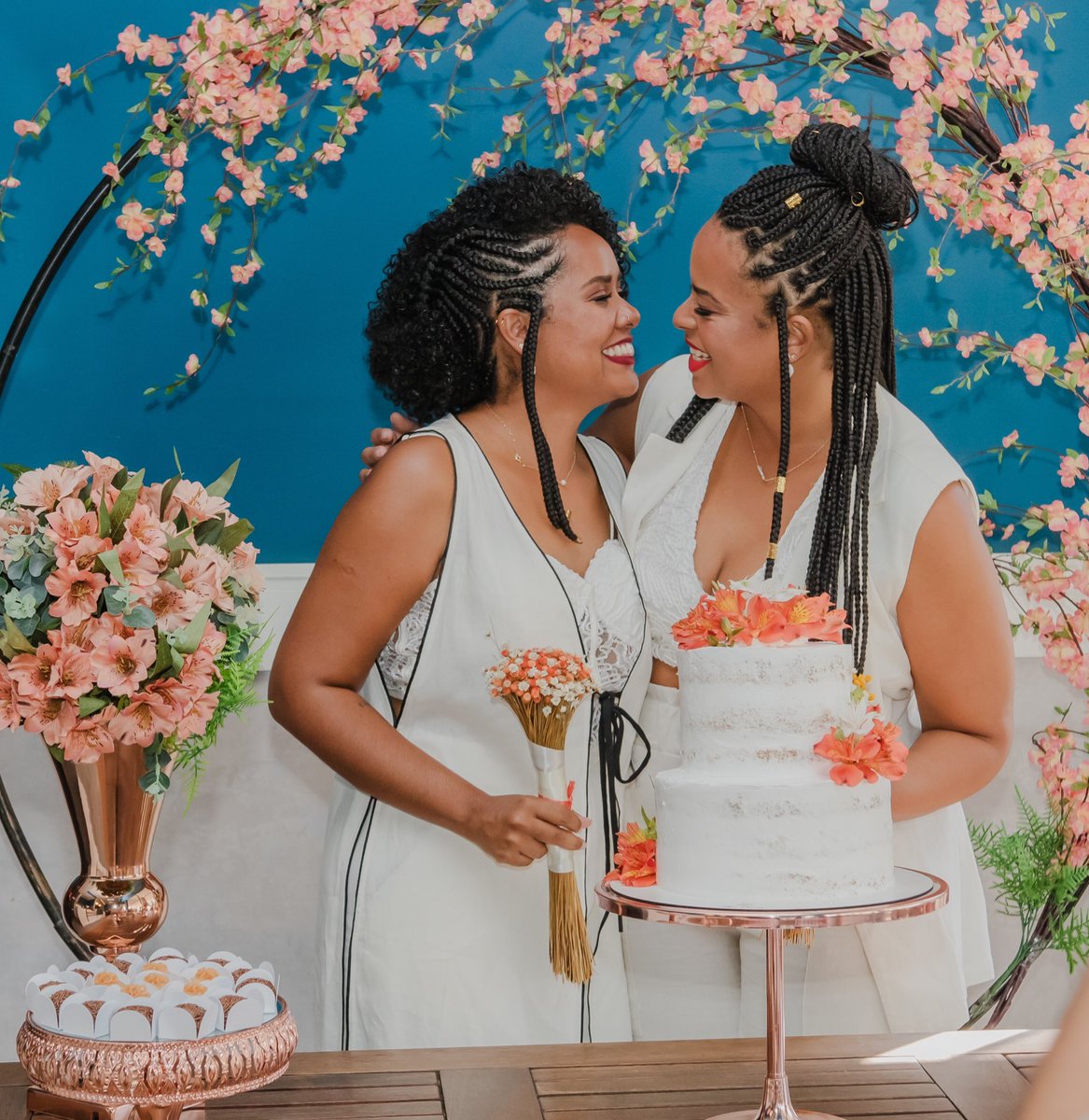 nosso primeiro dia do orgulho CASADAS! 🌈

como é bom viver a vida ao seu lado <a href="/guimaraespamela/">Pâmela Pilar</a> 💛