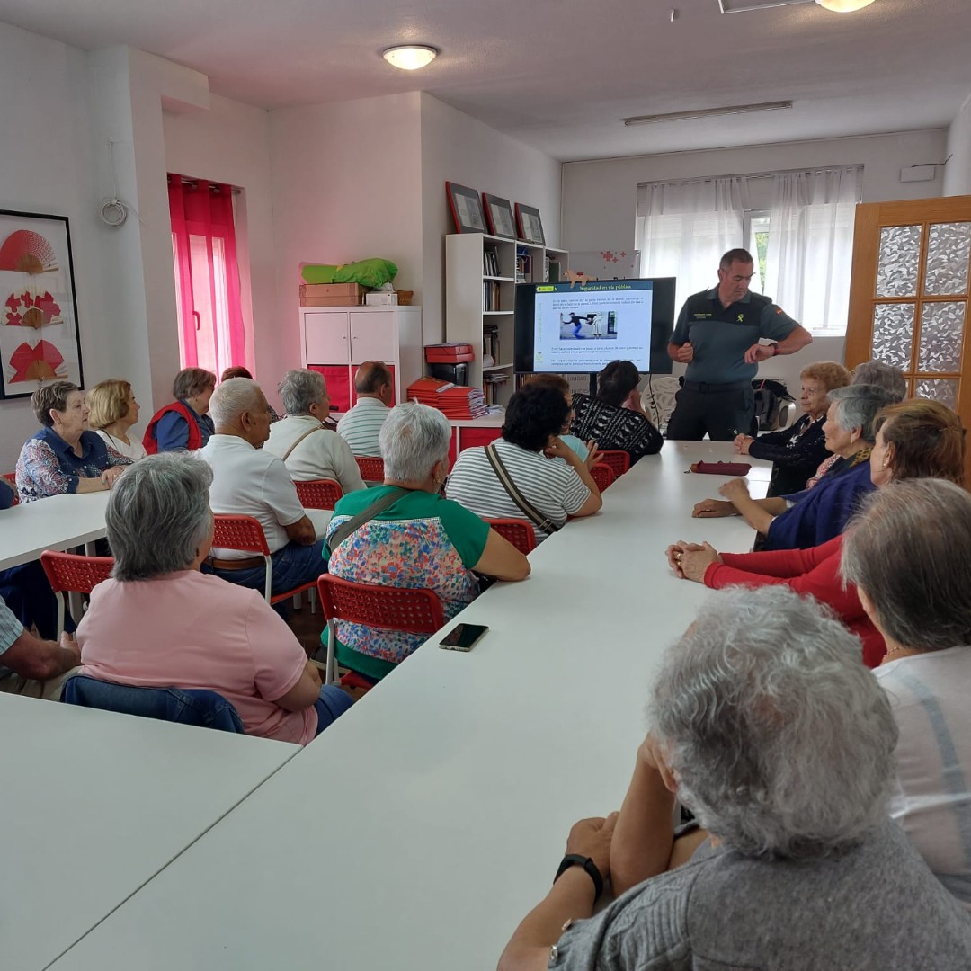 creavila's tweet photo. #BuenTrato #LasNavas
Acabamos en Las Navas del Marqués con la serie de charlas que hemos ofrecido, junto a la Guardia Civil para personas mayores con el objetivo de prevenir ciberdelincuencia y timos. 

El programa Buen trato está subvencionado por @msocialgob https://t.co/oHHLlaweHa