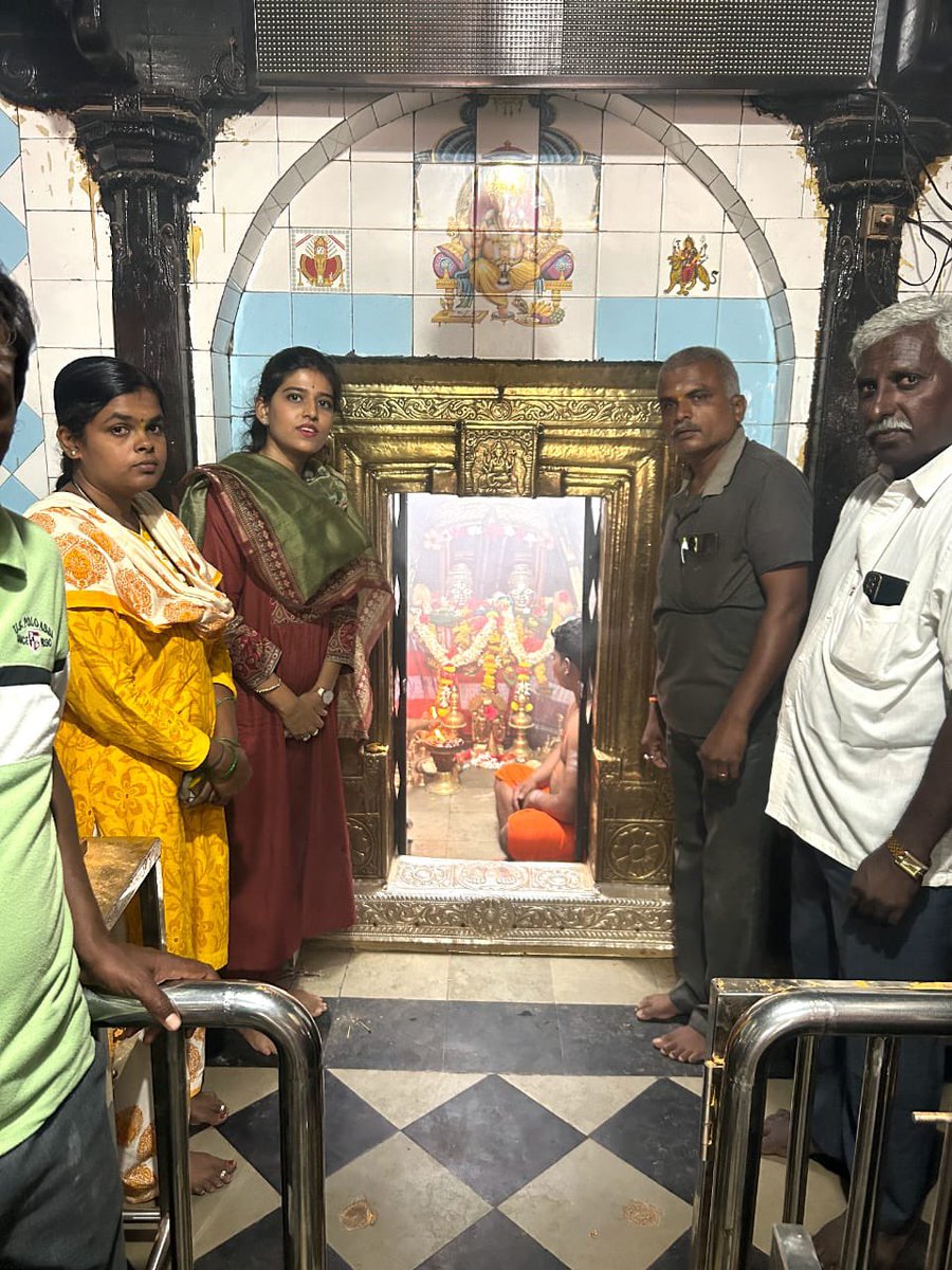 ShradhaAngadi's tweet photo. ಇಂದು ಸವದತ್ತಿ ತಾಲೂಕಿನ ಬೆನಕಟ್ಟಿ ಗ್ರಾಮದ ದುರ್ಗಾ ದೇವಿಯ ದರ್ಶನವನ್ನು ಪಡೆದು ಹಾಗೂ ಊರಿನ ಪ್ರಮುಖರಿಗೆ ಮತ್ತು ಹಿರಿಯರಿಗೆ ಭೇಟಿ ಮಾಡಿದೆನು. https://t.co/jGiXTZLzsq