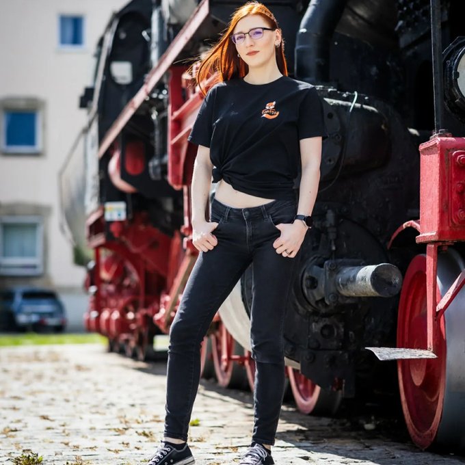 Ich frag mal wieder ganz frech FARBE 🏳️&zwj;🌈 oder B/W ⚫⚪ Habt einen sch&ouml;nen Start ins Wochenende! 😘  📸 by:<a href="/tag/sunflowers"class="tags"><span>#sunflowers</span></a><a href="/tag/redheadbeauty"class="tags"><span>#redheadbeauty</span></a><a href="/tag/eroticinfluencer%20"class="tags"><span>#eroticinfluencer </span></a>