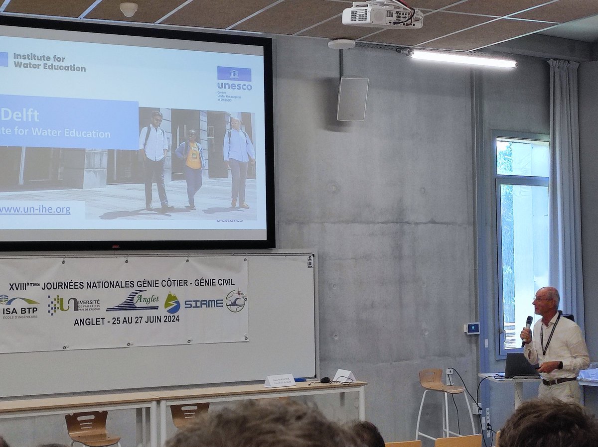 C_Cabezas_'s tweet photo. It has been an exciting week with old colleagues from the Univ. of Bordeaux learning new things about coastal engineering @ JNGCGC in Anglet https://t.co/lfCZ6bMLIv
