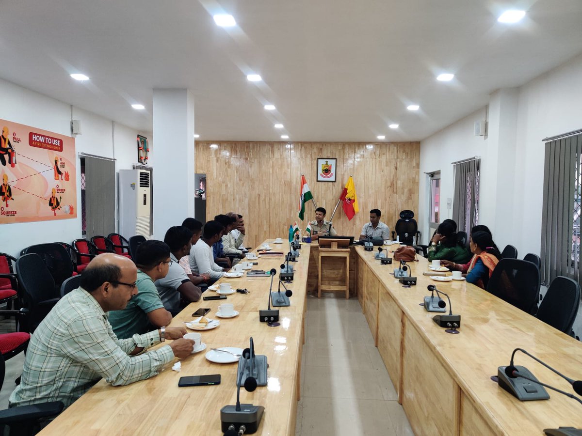 Traffic_ANP's tweet photo. A&amp;N Traffic Police held a meeting with school principals to discuss the implementation of a traffic warden scheme. 🚸 Principals were advised to deploy traffic wardens during school hours for better traffic management 🚦 and to report any student violations. https://t.co/u9eIi7dudB