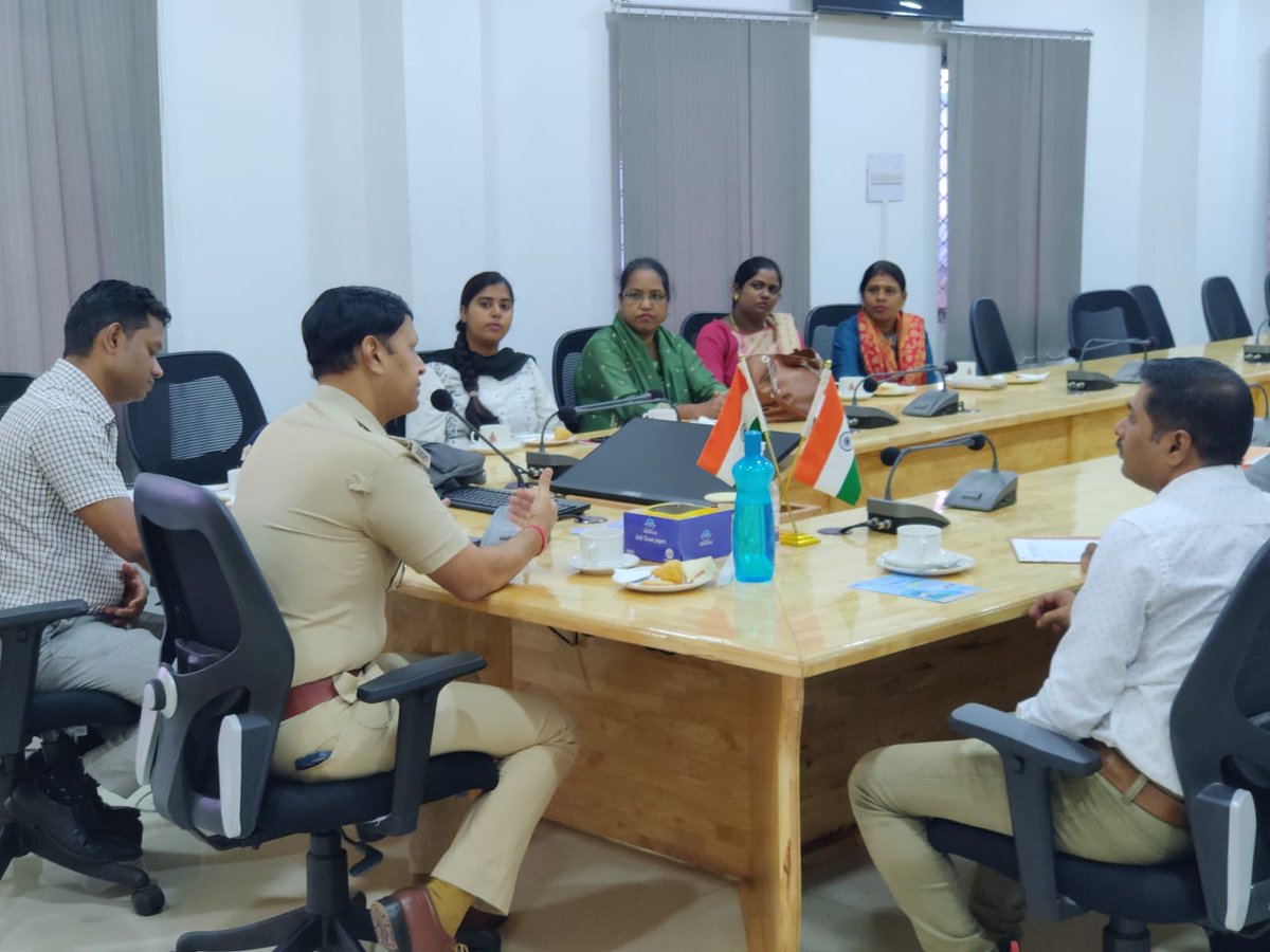 A&amp;N Traffic Police held a meeting with school principals to discuss the implementation of a traffic warden scheme. 🚸 Principals were advised to deploy traffic wardens during school hours for better traffic management 🚦 and to report any student violations.