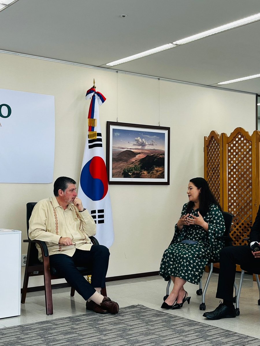 EmbaMexCor's tweet photo. El Emb. @carlospenafiels recibió el 28.6 a la delegación multidisciplinaria del @cicej_ que realizó una visita técnica a Corea 🇰🇷, con el fin de explorar proyectos de cooperación para la construcción del Modelo de Gestión Hídrica en el estado de Jalisco. https://t.co/be2g1j6aMx