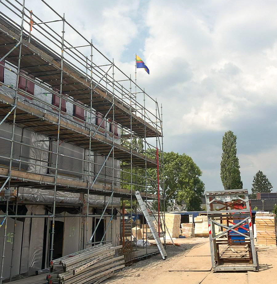 DijkstraDraisma's tweet photo. #Hoogstepunt viering in #Appingedam! Eind maart trapten we af met de bouw van het eerste cluster van 103 #aardbevingsbestendige drive-inwoningen. Deze mooie mijlpaal vierden we met woningeigenaren en omwonenden. De vlag werd gehesen en er was lekkers voor iedereen. ☀️🧇 https://t.co/b1HUISdcAE