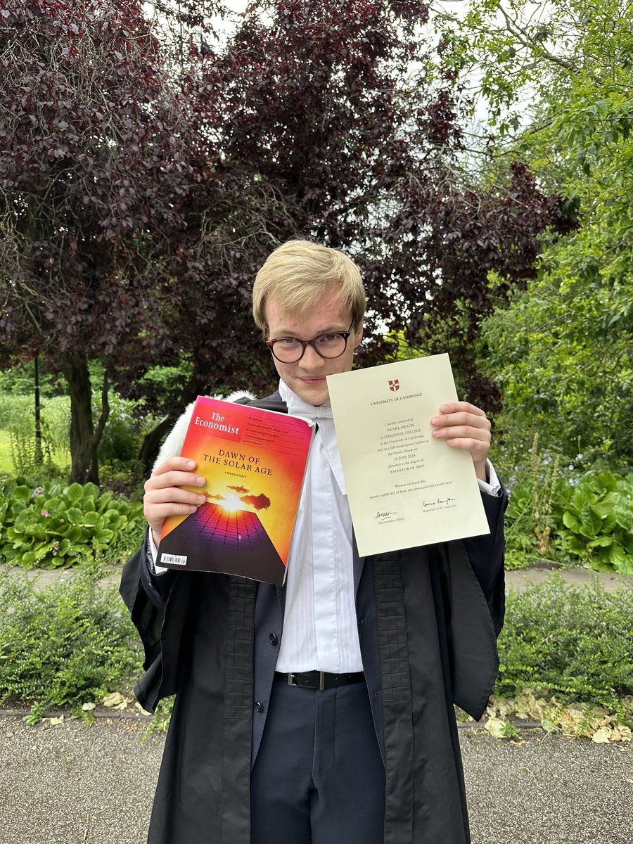 _danielhilton's tweet photo. I've had a fab three years at Cambridge (almost all of it also being at Varsity!) and I'm so happy to finally graduate!

Though I'll be sad to leave Cambridge, I'm very happy to say I'm at @TheEconomist for the next 6 months as an intern with the Social Media team! https://t.co/o9ezDfCLtZ