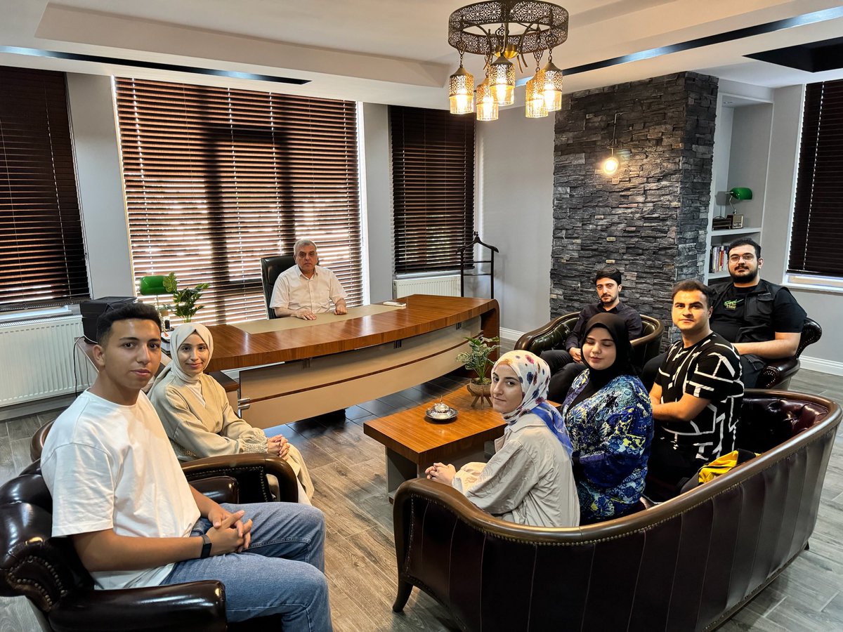 musapolatnet's tweet photo. Önceki dönem Büyükşehir Belediye Başkanımız @zabeyazgul ağabeyimizi ziyaret ettik.

Muhabbetimiz tüm zamanlardaki gibi çokça verimli ve keyifli geçti.😎

Gençliğe yaklaşımıyla, ilk günki heyecan ve enerjisiyle bizleri misafir eden Başkanımıza teşekkür ediyoruz.
@engencsanliurfa https://t.co/lCLhE8Tyvb