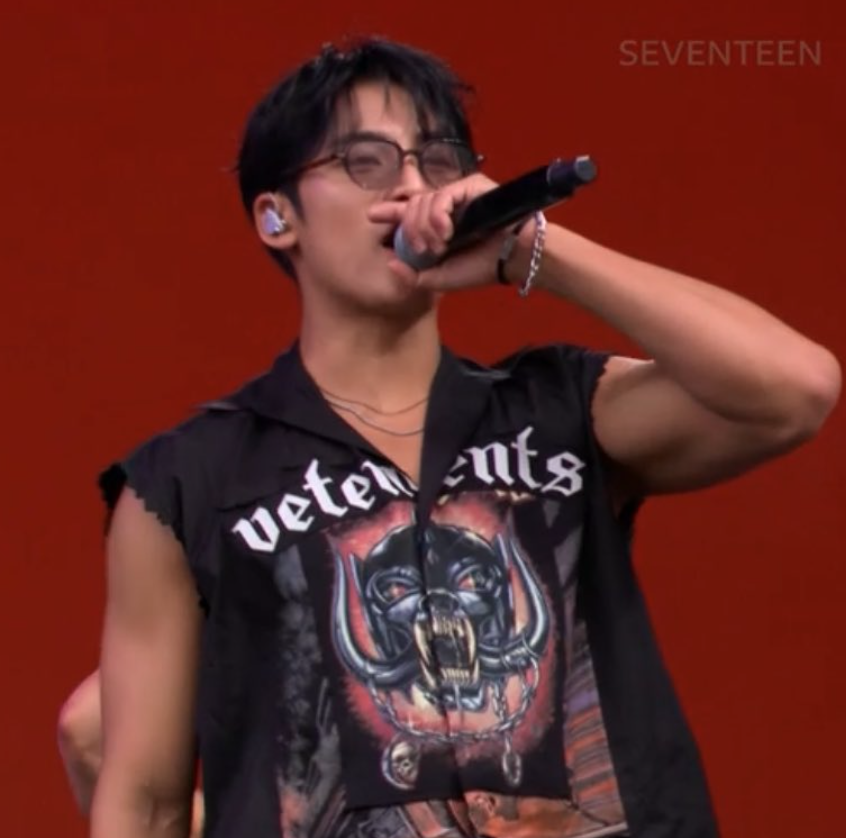 AboutMusicYT's tweet photo. SEVENTEEN's Mingyu performs at Glastonbury. https://t.co/HU4syRYJBs